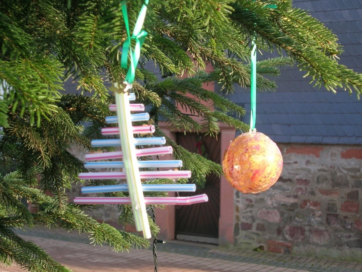 Selbstgebasteltes von Hainschen Kindern am Weihnachtsbaum auf dem Inselplatz